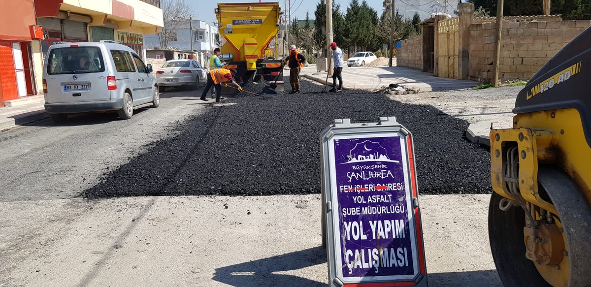 bsbakcakale's tweet photo. Büyükşehir Akçakale  Merkez mahallesi Ceylanpınar Caddesinde Fen İşleri Dairesi Başkanlığı ekipleri Yol bakım ve onarım çalışması devam ediyor.@nihatcftc https://t.co/msz4ZP9M9g