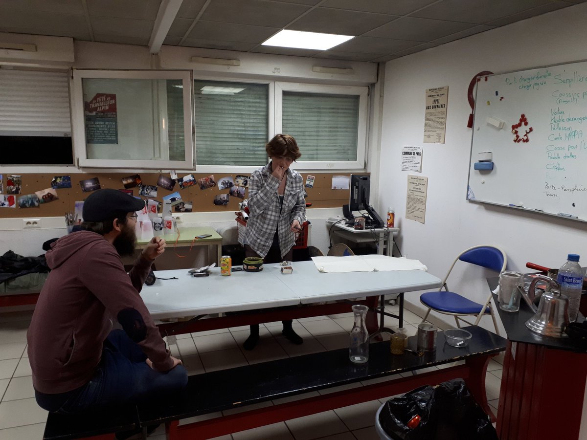 MJCF38's tweet photo. 🔴 Le local est enfin rangé et nettoyé !

Les jeunes communistes de l'Isère sont maintenant prêt-e-s à accueillir les camarades ou futur camarade lors de permanences ��⚒ https://t.co/heuN8rMDQj