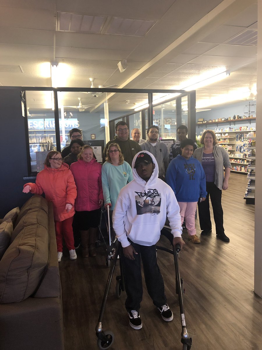 AmyD5's tweet photo. Community learning at its BEST! We toured and interviewed at Franklin’s Hometown Pharmacy &amp; Thompson Family Dentistry! #shsindianpride #scpsva https://t.co/Ng6QMOqEHm
