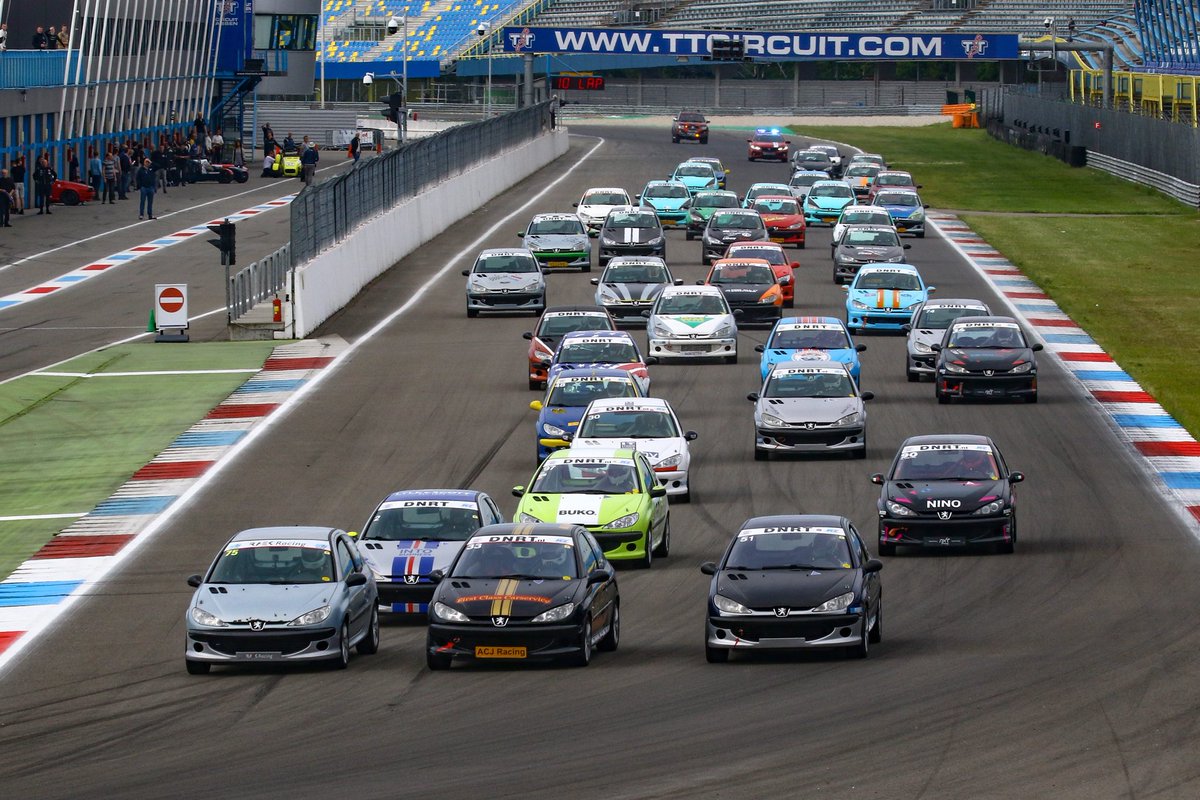 De 206 GTi Cup is klaar voor 2019! 7 racedagen, 4 circuits en wederom een vol startveld. Lees hier meer: 206gticup.nl/single-post/20…