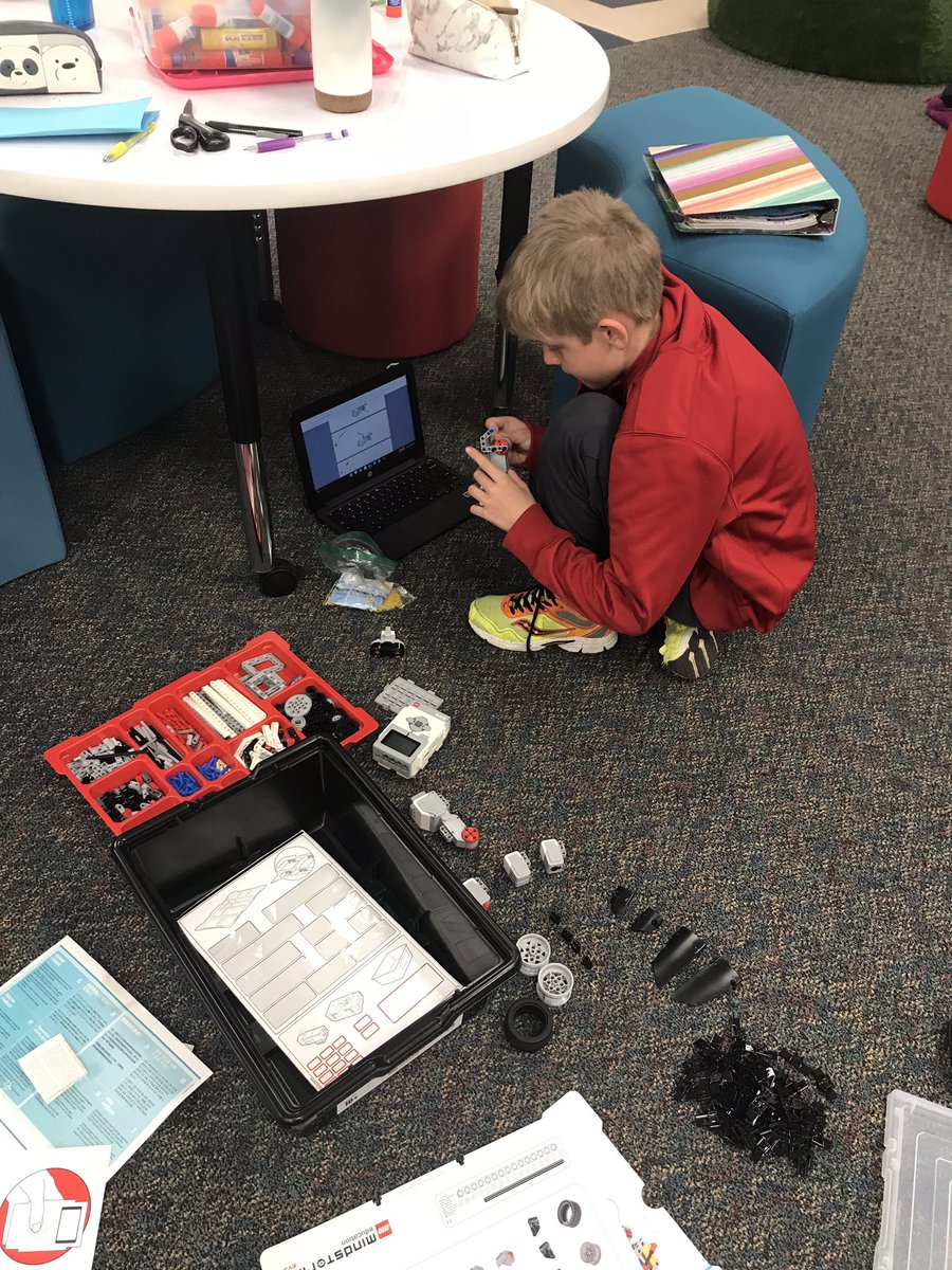 GTareWe's tweet photo. Fifth graders assembling their EV3 Mindstorm robots. #Lego #robotics #visualthinking https://t.co/kZ5JqYLFm5