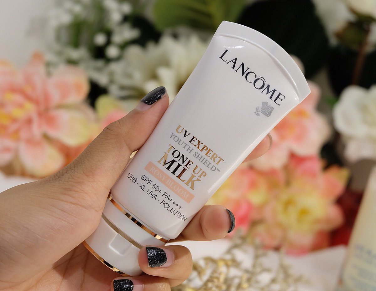 unabegirl's tweet photo. กันแดดตัวใหม่ของ LANCÔME ☀️ ทางแบรนด์ส่งมาให้ลองใช้ คือ ชอบมาก ด้วยกลิ่นนางหอมมาก กลิ่นละมุน และมี SPF 50+ PA++++ คือ มุกลองใช้แล้ววันนี้ ไม่อุดตันนะ บางเบามาก ผิวเนียนด้วย ไม่เป็นคราบเลย ชอบเลยแหละ ตัวนี้  3 ผ่าน sensitive แบบมุกก็รอด #กันแดด #lancome  **ขอลงใหม่** https://t.co/dBILxT7nDT