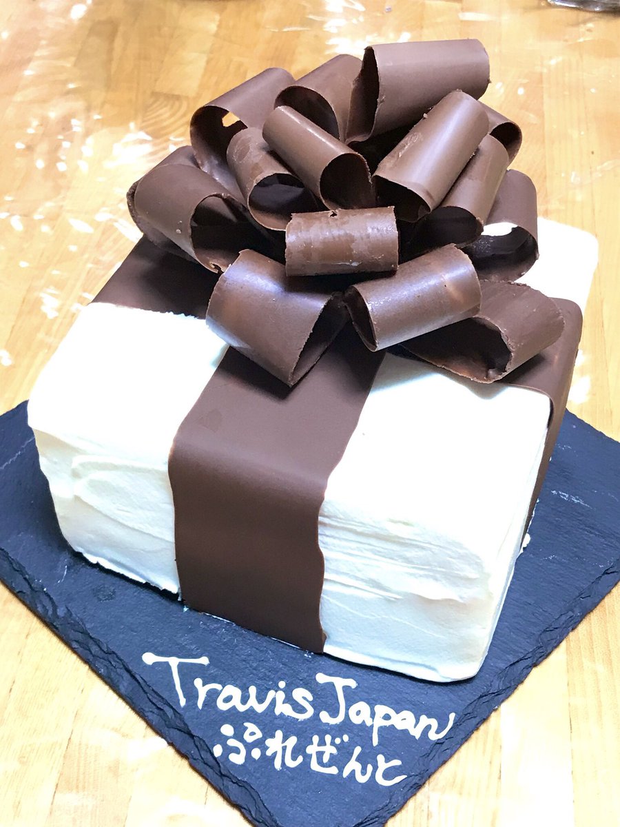 ゆん Na Twitteru Travisjapan ぷれぜんと をイメージしたケーキ プレゼント型可愛い 中はメンバーカラーになってます コンサート楽しみだ お菓子作り トラジャ Cotta レインボーケーキ ぷれぜんと チョコ細工 リボン T Co 5qb1el84ya