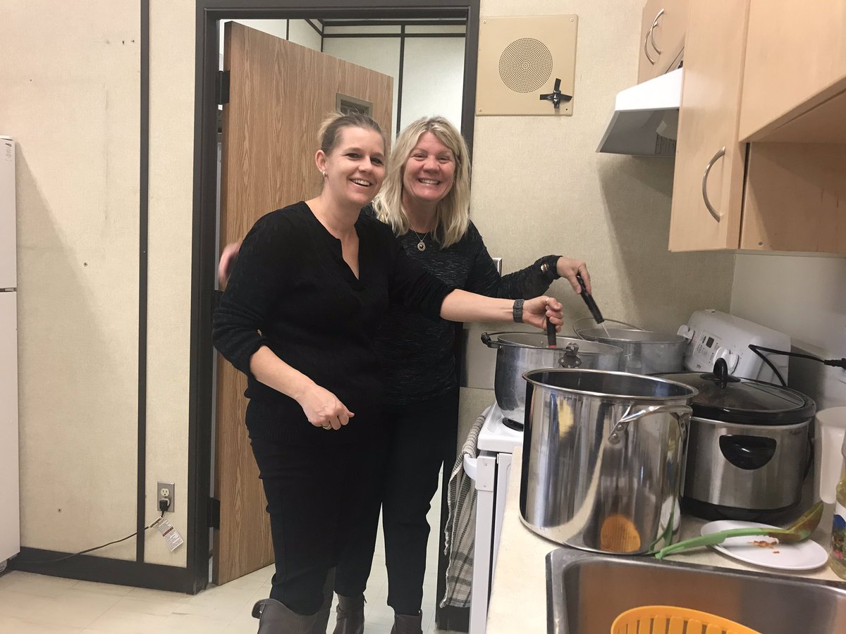 Getting ready for our annual Spaghetti Lunch! Thank you, School Council for making this tradition possible for our students💛🍝🍪!!