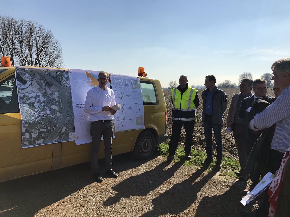 Besichtigung eines #Flurbereinigungsprojekts am Rhein im Rahmen der trilateralen Zusammenarbeit zwischen #NRW, #Flandern &amp; einzelnen Regionen der #Niederlande im Netzwerk #Tripartite. Flämischer Umweltminister Koen Van den Heuvel (<a href="/KVDHeuvel_VP/">Koen Van den Heuvel</a>) ist dabei! #FlämischeWocheNRW