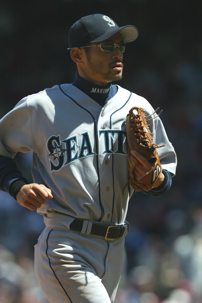 ESPNImages's tweet photo. Standing O for Ichiro Suzuki ⚾️🙌 10-time All-star. #Ichiro #retirement https://t.co/Dgm18B4XMH