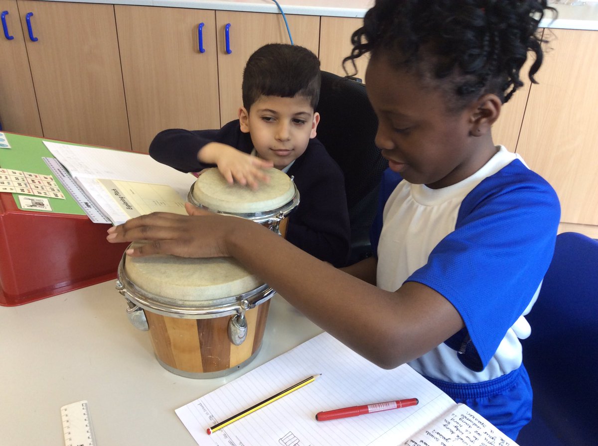 InspirationsStm's tweet photo. We are testing out how we can effect the pitch of an instrument by using it in a different way. Lawrence noticed that different strings have different pitches. #STMMusic #STMY4Music #STMY4Sound #STMScience #STMY4Science https://t.co/258DxmzEj5