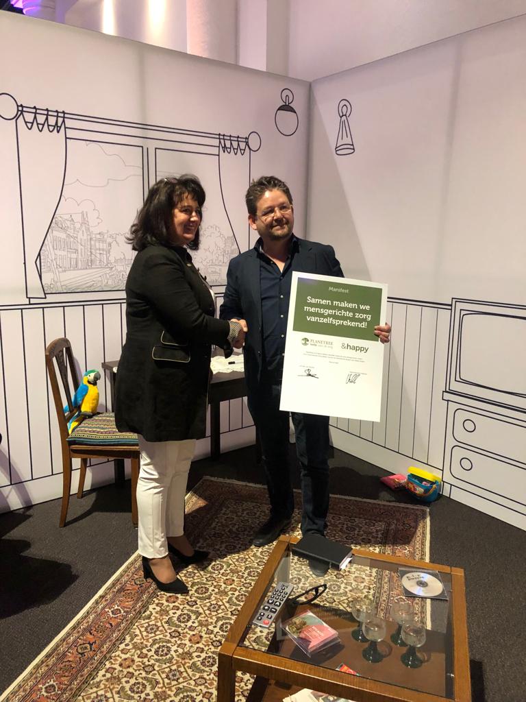 andhappy_NL's tweet photo. &amp;happy en @PlanetreeZorg hebben dezelfde missie: de zorg mensgerichter maken. Samen bundelen we onze krachten om fantastische dingen voor elkaar te krijgen. Vandaag vieren we de start van onze samenwerking tijdens de Planetree Conferentie in Nieuwegein. https://t.co/idSFVglUHS