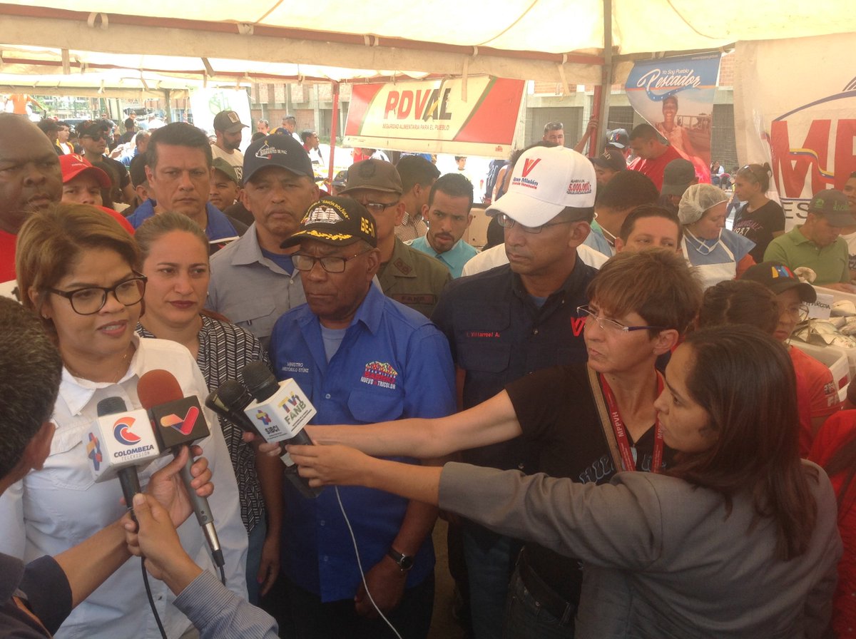 PDVAL_OFICIAL's tweet photo. #PDVALEsNoticia distribuyó 55 TM de alimentos en el Urbanismo Ciudad Tiuna en #Caracas. ¡3.685 familias atendidas en Revolución! https://t.co/pEgGZb6gl0 https://t.co/0Ow5UCs3Ag