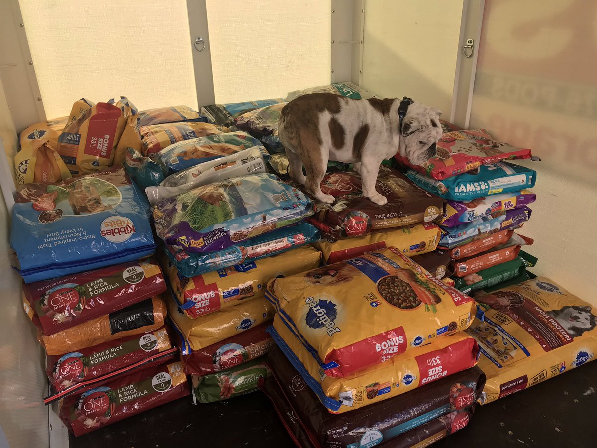 DrakeUGriff's tweet photo. My food 🏔 is getting bigger! We’re at 2,602LB - aka 43 Griffs-worth! Keep it coming,friends! Ship it to: Drake U c/o Griff Gives Back 2507UniversityAve DSM IA 50311 or ☎️ @BAPatreat at 515-279-2544 to order. They’ll deliver for free! THANK YOU! #GriffGivesBack @DrakeUniversity https://t.co/Df0gYwFFfy