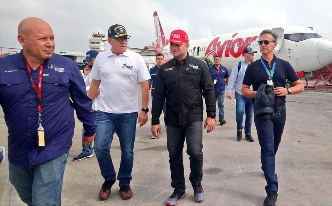 baer_ve's tweet photo. #NOTICIA | Presidentes de @BAERVenezuela e @INAC_Venezuela realizaron recorrido en las instalaciones del @Aeropuertobna en supervisión de la operatividad e infraestructura de esta terminal aérea. #VenezuelaEsPoesía @NicolasMaduro @tupamarohipolit @TransporteGobVe @MUSURRA https://t.co/5rikjLgyij