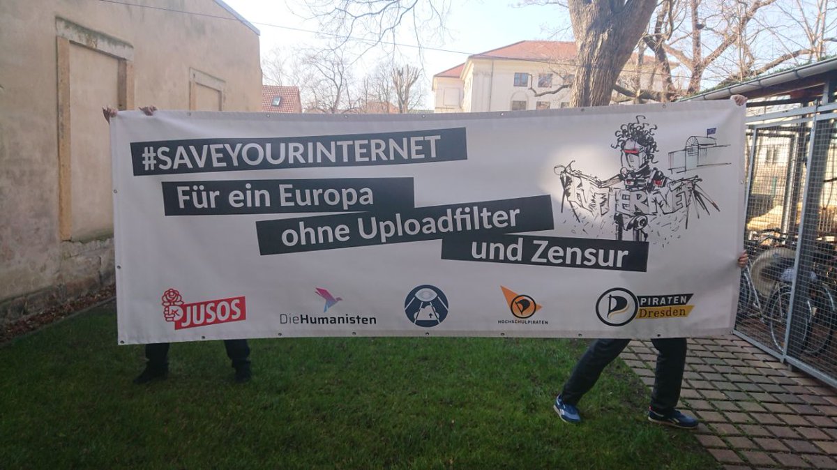 PiratenDD's tweet image. Frisch aus dem Druck: Unser Fronsttranspi, dem wir am Samstag alle hinterherdackeln werden. Gut, eigentlich dackeln wir der Polizei hinterher, aber die zählt nicht 😉 #Artikel13Demo #dd2303 #Artikel 13 #Uploadfilter