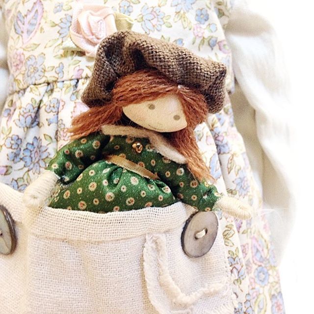 VerityHopeDolls's tweet photo. A mini Verity Hope pocket doll is popping out to say hello. I'll be introducing a similar kit soon and in the meantime have re-stocked the others. See my bio link if you are curious about how I make them. I sell patterns and kits 🌝
#heirloomdoll 
#et… https://t.co/6ddtE9bG1z https://t.co/t4ZOXaUD1Z
