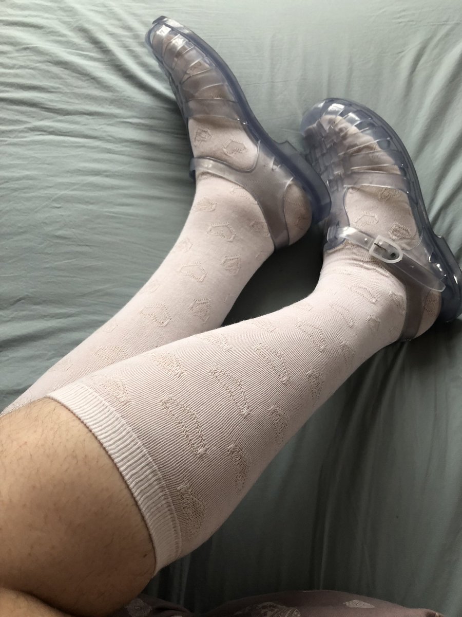 emily06662301's tweet photo. Sorting out my socks ready to meet Miss on Saturday.
#kneesocks #jellies #heartpatterns https://t.co/TyKm28jyHi