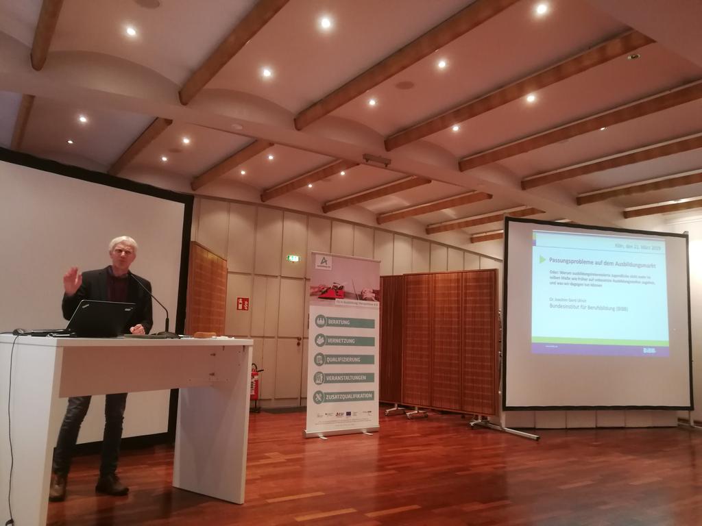 Ausbildung40's tweet photo. Vom "Allgemeinen" zum "Konkreten". Wir beginnen mit Dr. Ulrich @BIBB_de zum Thema berufliche #Passungsproblemen am #Ausbildungsmarkt. #Ausbildung40 #digicgn @ihkkoeln @DigitalCologne https://t.co/P3iwFgKxgB