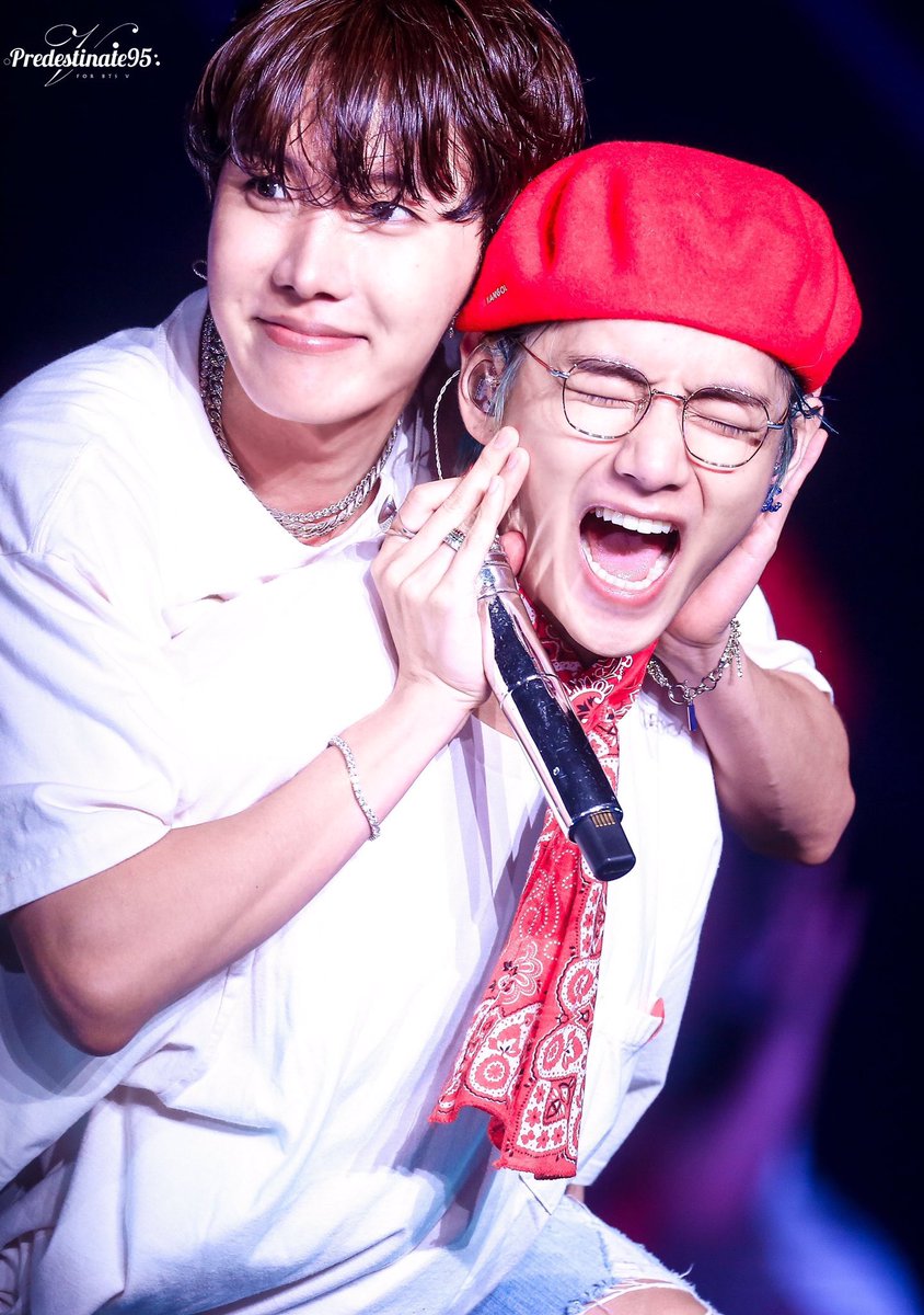 mo_leak's tweet photo. 190320 LYS in Hong Kong 
HopeV 🦄🐵
@BTS_twt 
#bts_world_tour #BTSLoveMyself #V #JHope https://t.co/v8UmIQS6Yw
