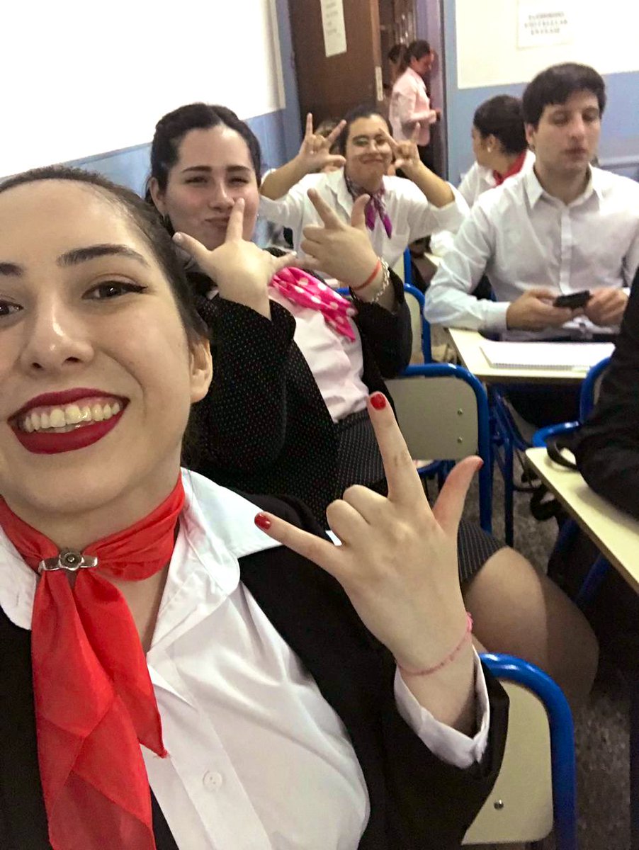 HeyItsMilaxx's tweet photo. En la segunda foto el profesor ya no sabia si eramos tripulantes de vuelo o pasajeros que se la pasaban haciendo “skere” y “modo diablo” . 
Igual aprobamos el final con 10 ✨ 
Solo nos quedan 7 mas 💪🏻 https://t.co/UOgJQr4nGp
