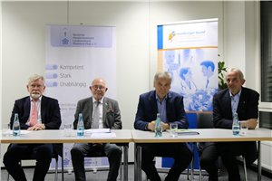 Um für gute Arbeitsbedingungen von angestellten Ärzten zu sorgen und mit Kliniken mithalten zu können, hat der Hausärzteverband Rheinland-Pfalz den „ArbeitgeberVerband Hausärzte“ gegründet. Ein bundesweites Novum.

aerztezeitung.de/politik_gesell…

© Anke Thomas