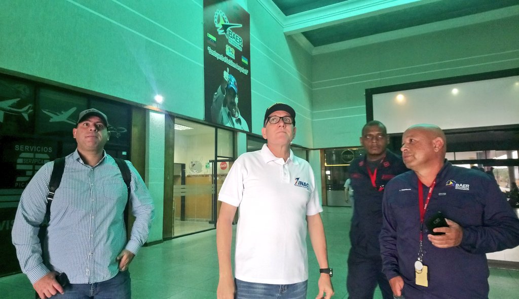 Aeropuertobna's tweet photo. NOTICIA | Presidentes de @BAERVenezuela e @INAC_Venezuela realizaron recorrido en las instalaciones del @Aeropuertobna en supervisión de la operatividad e infraestructura de esta terminal aérea. #VenezuelaEsPoesía @NicolasMaduro @tupamarohipolit @TransporteGobVe @MUSURRA @chocos7 https://t.co/AH9pkrBGpv