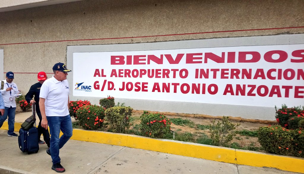 Aeropuertobna's tweet photo. NOTICIA | Presidentes de @BAERVenezuela e @INAC_Venezuela realizaron recorrido en las instalaciones del @Aeropuertobna en supervisión de la operatividad e infraestructura de esta terminal aérea. #VenezuelaEsPoesía @NicolasMaduro @tupamarohipolit @TransporteGobVe @MUSURRA @chocos7 https://t.co/kkZ0VYV89V