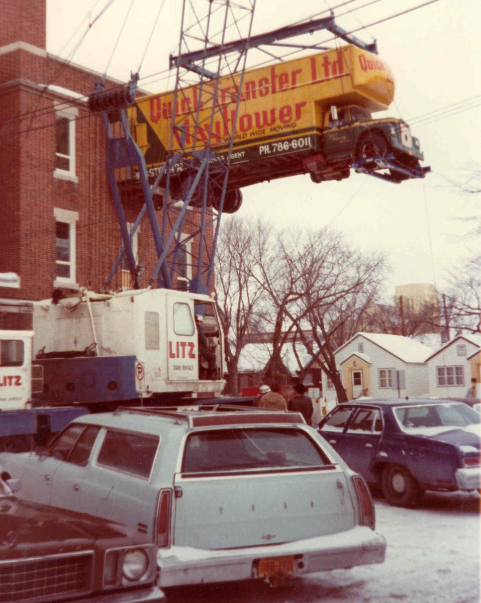 For today's #tbt, while we have posted this before, it continues to amaze us of the innovation and outside of the box thinking that went into this move! #Quicktransfer #unitedvanlines #thinkoutsidethebox #findingbetterways