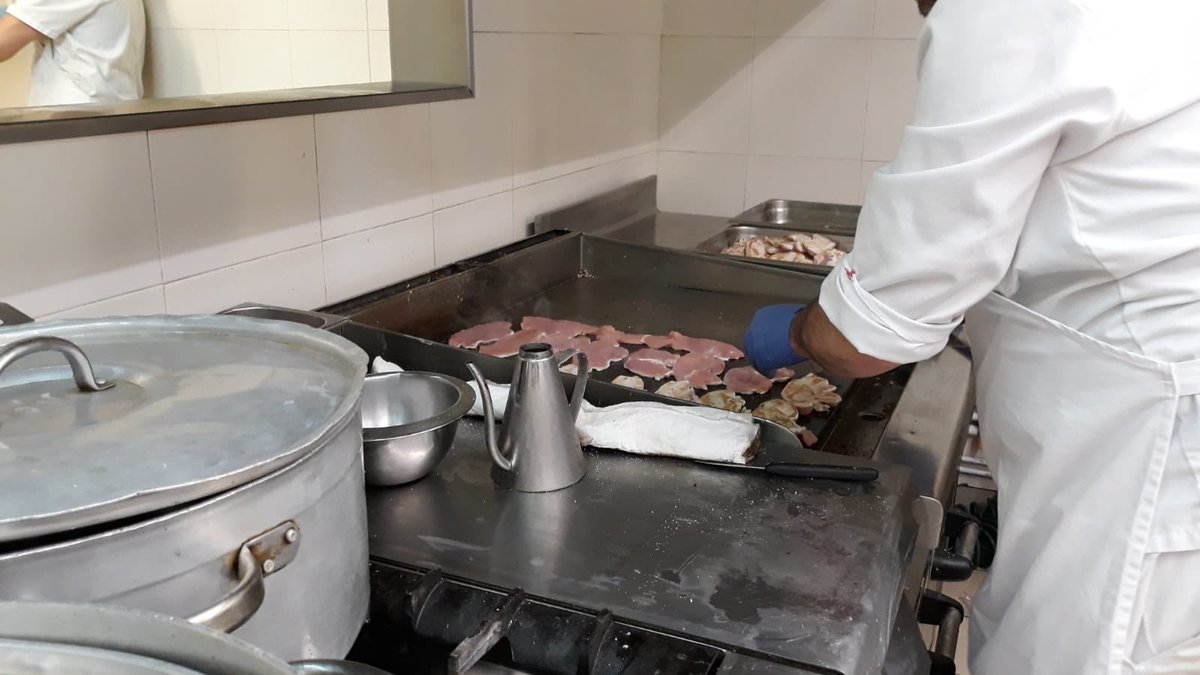 badalonaport's tweet photo. Avui, representants de direcció, menjador, AMPA i CE han visitat les instal·lacions de @7itria on es prepara la línia freda. La visita i el dinar ha estat un èxit! #tastamibonprofit #menjadorescolar #7itria #liniafreda https://t.co/KyItPMK1Vx