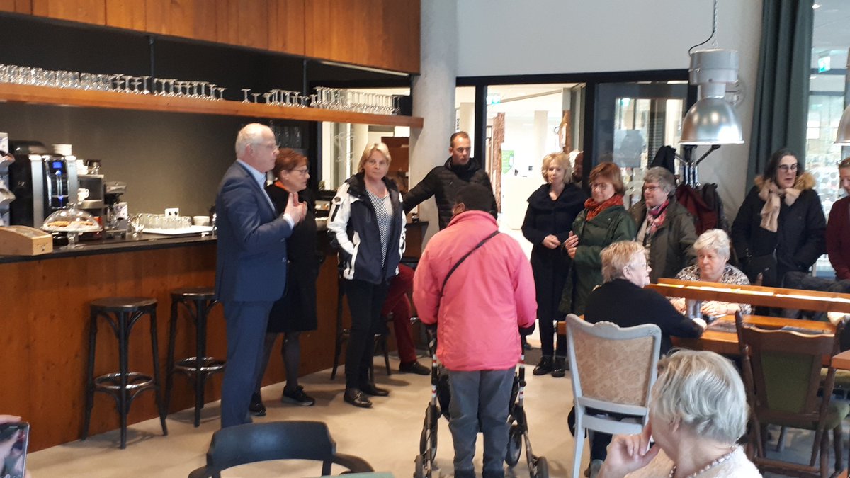 Wijkwethouder <a href="/MarcelFluitman/">Marcel Fluitman</a> in het <a href="/Binnenbos/">Binnenbos Zeist</a> in gesprek met de deelnemers aan het ommetje @Kerckebosch georganiseerd door <a href="/SportiefZeist/">Sportief Zeist</a>