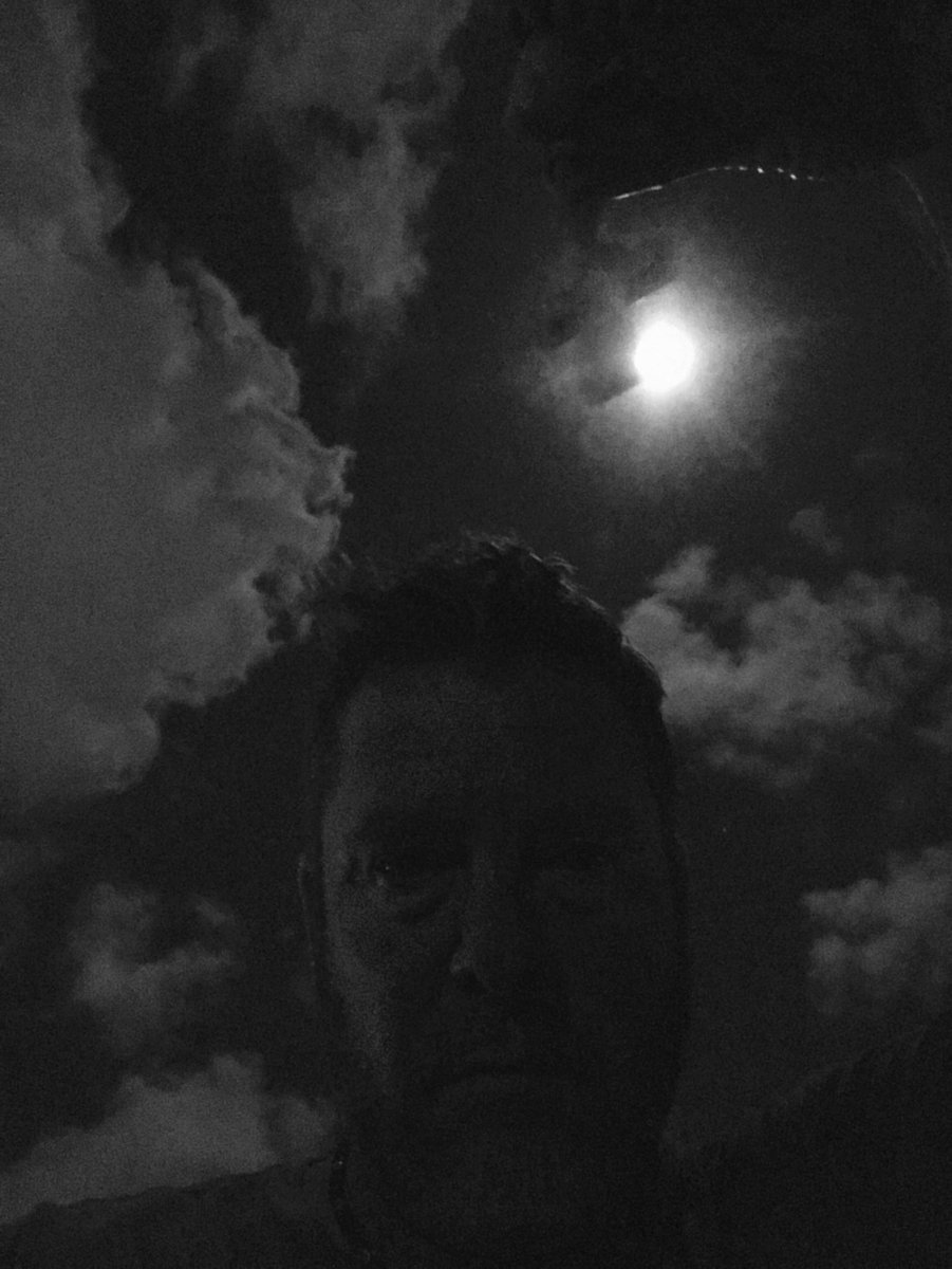 TerrenceJon's tweet photo. Welcoming the #luz #SpringEquinox2019 from the roof #fullmoon #meditation #prayer #goodvibes #whitelight https://t.co/AocrPXihsc