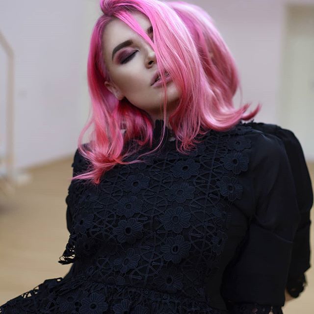 outside_ldn's tweet photo. #pinkhairdontcare what #jewelry would work with this look?
.
.
.
.
.
.
#Losangeles #losangelesphotographer #bloggerswanted #losangelesart #losangelesfashion #LosAngelesModel #losangeleshairstylist #losangeleseats #losangeleshair #losangelescalifornia #LosAngelesGraffiti #los… https://t.co/pddITlO2rd