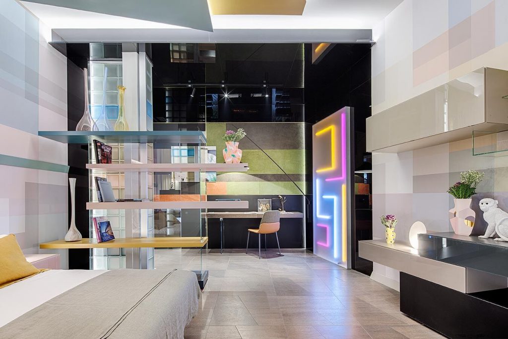 CasaDecor's tweet photo. El espacio de #Welcomedesign para @lagodesign en #CasaDecor2019 reflejaba las claves formales de la firma, tanto en su gama cromática como en las referencias geométricas de sus sistemas modulares. La estancia, con materiales @ALVIC_ESP, combinaba habitación y zona de lectura. https://t.co/KLoHTz4nvd