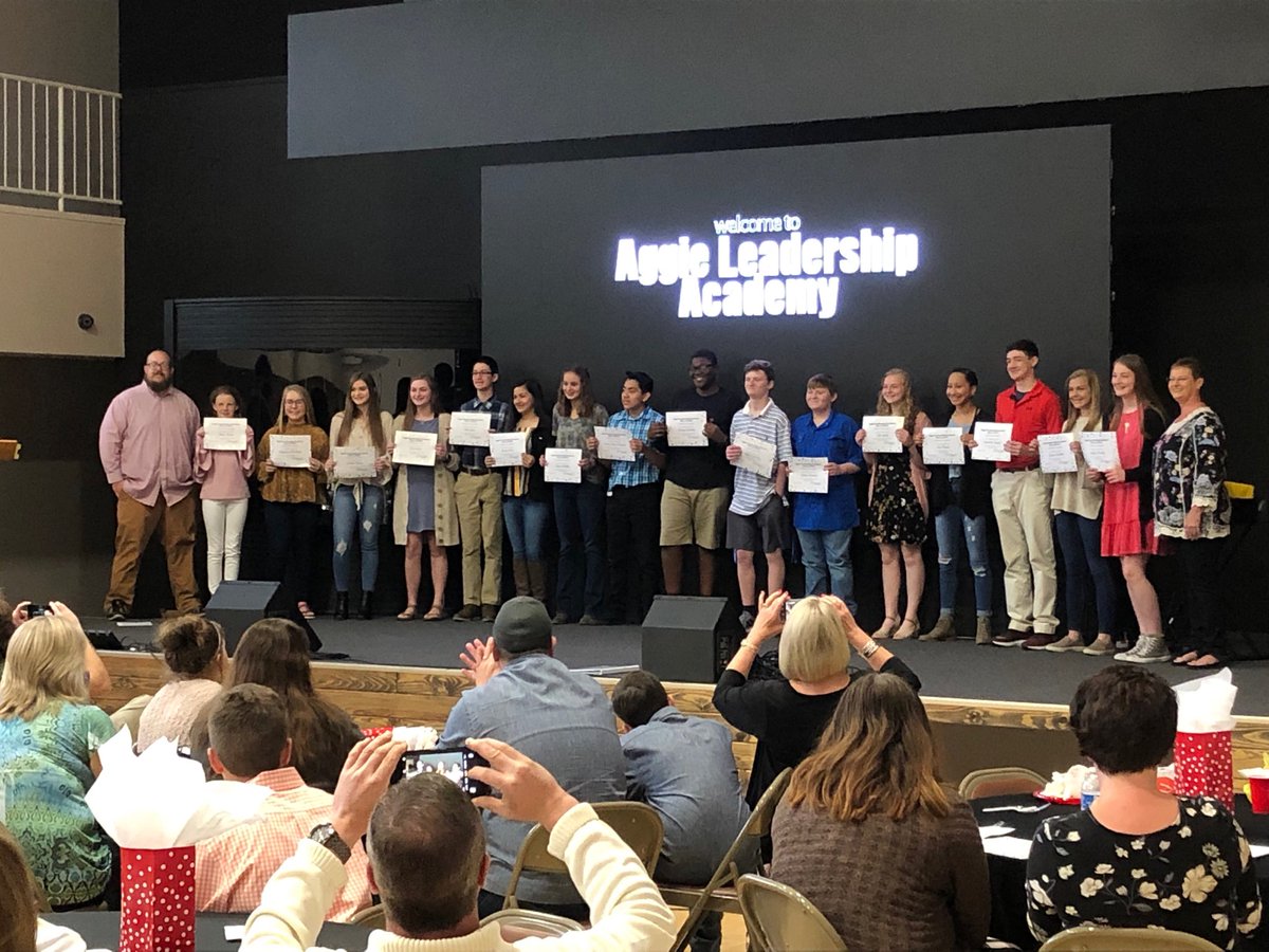 Here are the 8th grade grads of Aggie Leadership - what hope for the future!  ⁦@qwilliams⁩ ⁦@AMSAggies⁩ #commitmenttoleadership #nexgen  Thank you Rhonda Springfield !!