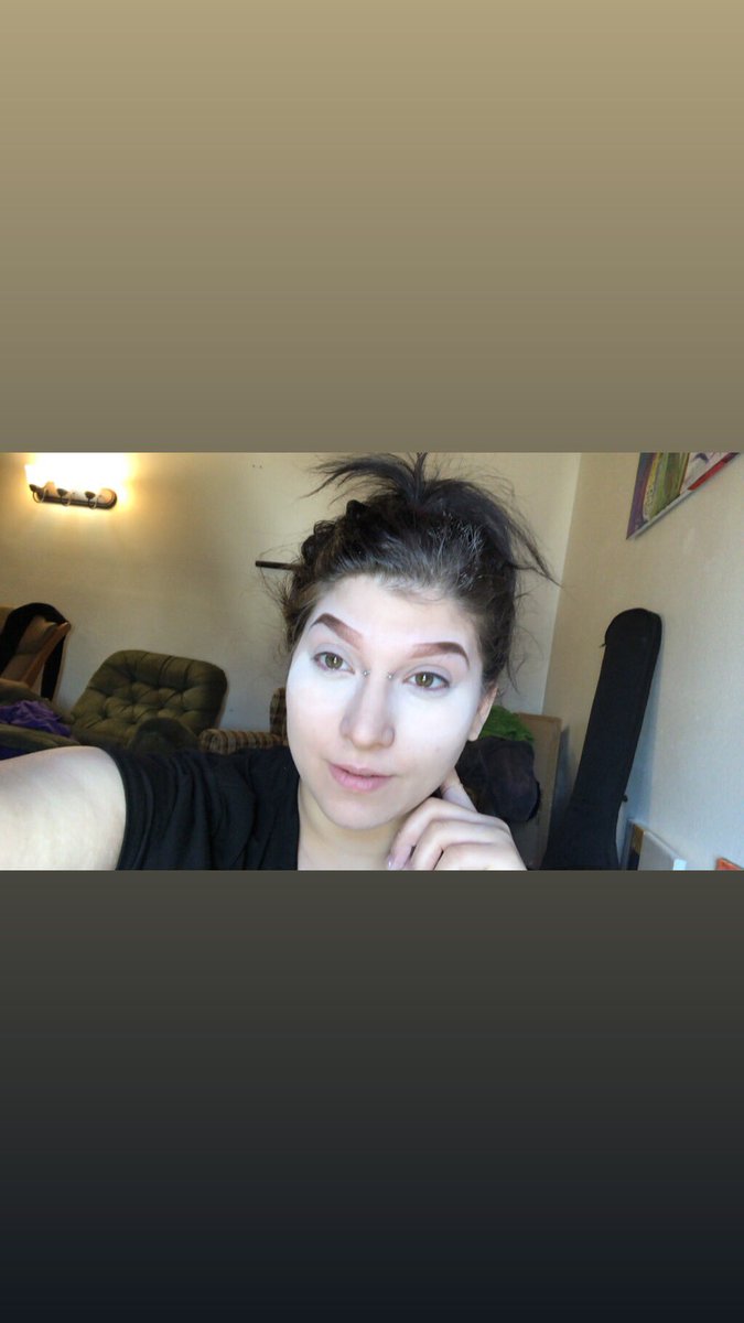 tedbvnny's tweet image. Setting my under eyes with @elfcosmetics there #HDpowder and used there #16hrcamoconcealer
How are youuuuu today