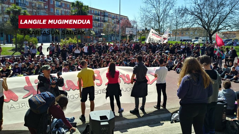 GedarLangileKZ's tweet photo. [EGUNERAKETA] Eunateko  Zuzendaritzak  elkarrizketa  mahaia   irekitzea  onartu  duela  iragarri  dute,  ehunka  lagun  batu  dituen   Baterajotze  Nazionalean @IAbertzaleak @IrunerriaAS https://t.co/xJMfKrkHfd https://t.co/ABSlpMJLhh