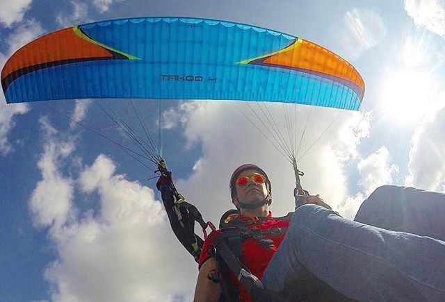 leo_osma's tweet photo. #tbt Exact moment when instructor said : “Want to do some maneuvers?”. Up to that point, my only worry in that flight was to fill awkward silences with conversation topics that hopefully instructors never heard before 🤦🏽‍♂️.
.
Also, stalls, spins , loops… https://t.co/jFh5qkKGsZ https://t.co/h2DQ37BcwU