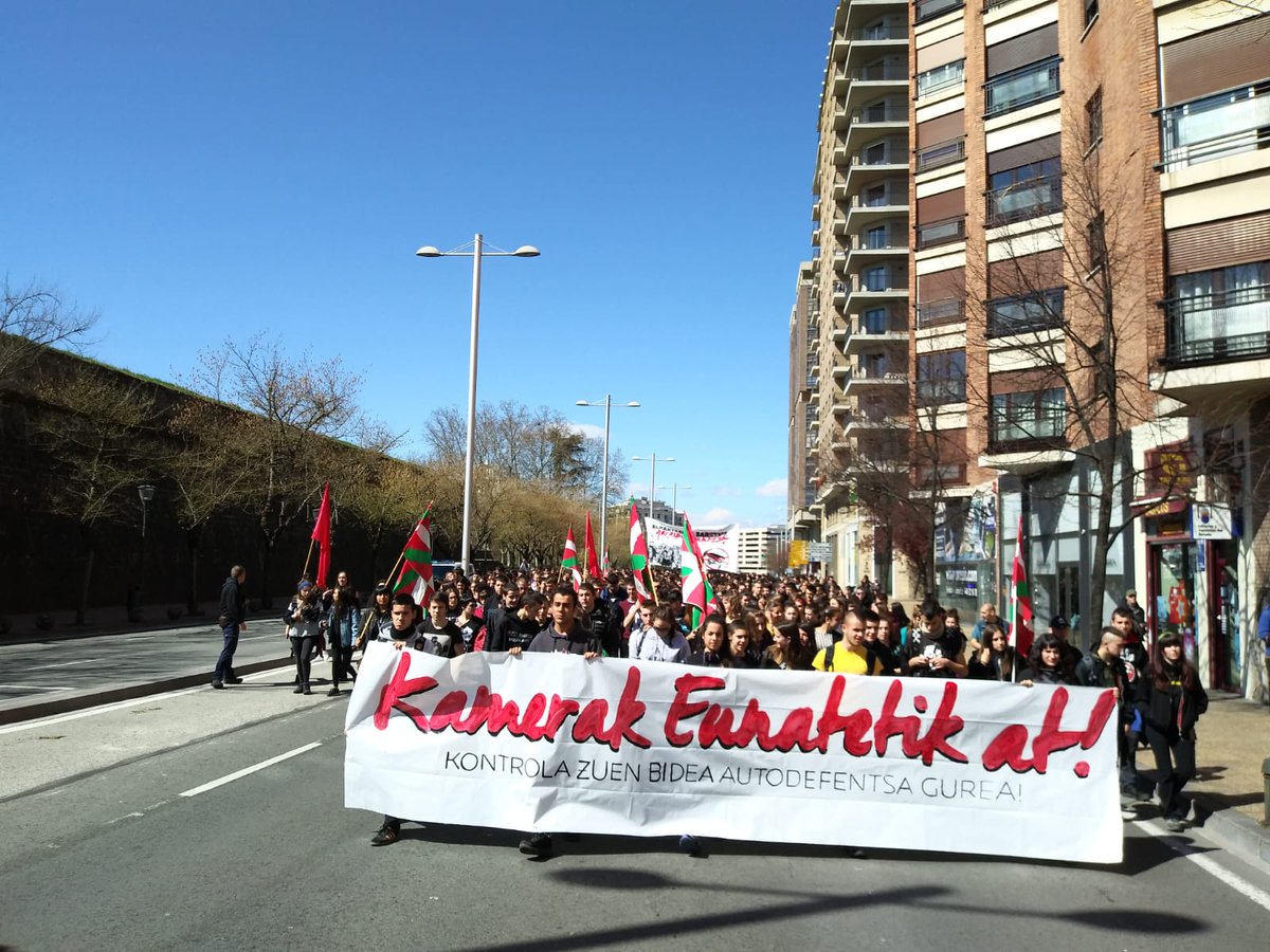 GedarLangileKZ's tweet photo. [EGUNERAKETA] Eunateko  Zuzendaritzak  elkarrizketa  mahaia   irekitzea  onartu  duela  iragarri  dute,  ehunka  lagun  batu  dituen   Baterajotze  Nazionalean @IAbertzaleak @IrunerriaAS https://t.co/xJMfKrkHfd https://t.co/ABSlpMJLhh