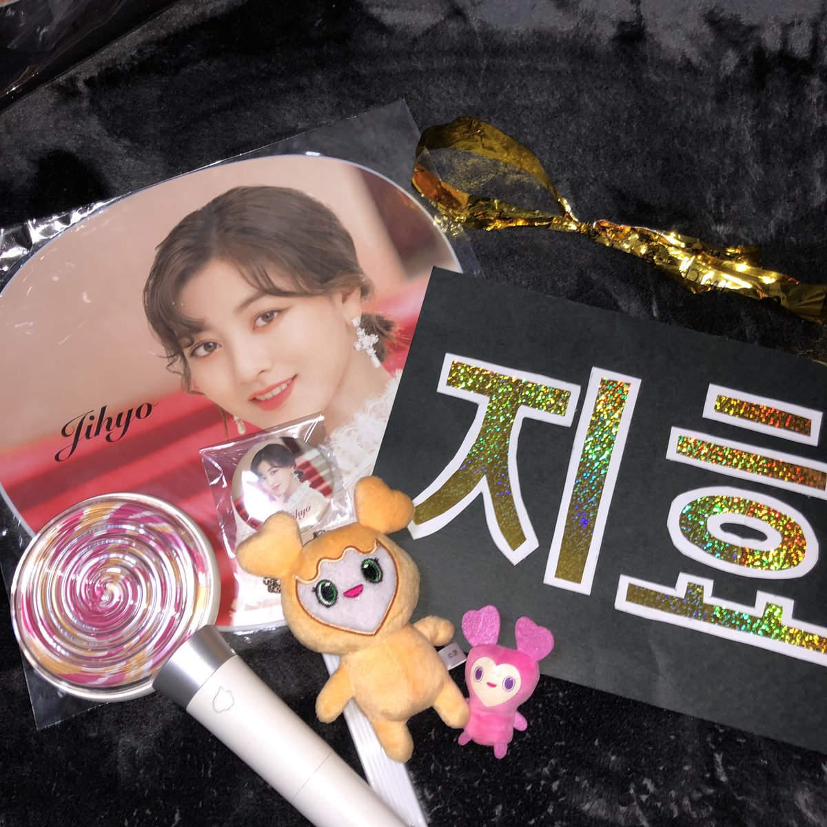 okss__116's tweet photo. TWICE DOME TOUR 2019 #Dreamday
今までで一番幸せなLIVEでした 😢
ジヒョ~手渡しありがとうㅠㅠㅠㅠ
ボードのおかげ。急いで作ったやつやけど作ってほんまによかった🥺
名古屋と東京も楽しむっっっ❤

행복한 시간을 고마워요 (  i꒳​i ) https://t.co/dbWltEALJx
