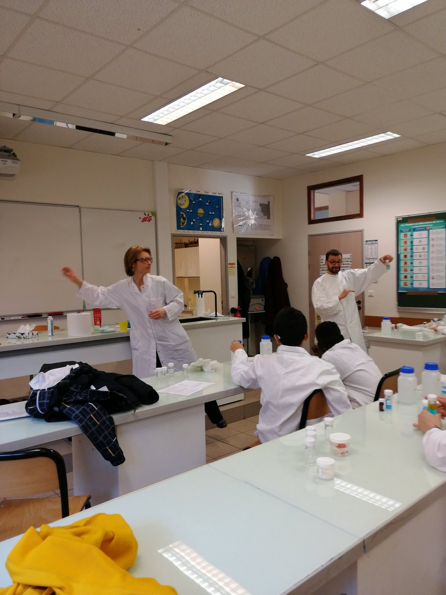 Exploradome's tweet photo. Aujourd'hui, nous sommes au collège Cherioux de @mairievitry pour une co-animation #Chimie avec @Loreal ! Un exemple parmi tant d'autres actions avec le monde de l'éducation dont nous vous parlerons demain pour les #20ansExplo https://t.co/rgegife1zG