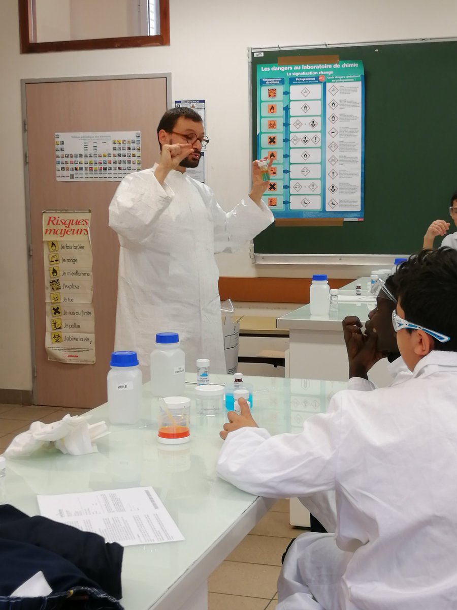 Exploradome's tweet photo. Aujourd'hui, nous sommes au collège Cherioux de @mairievitry pour une co-animation #Chimie avec @Loreal ! Un exemple parmi tant d'autres actions avec le monde de l'éducation dont nous vous parlerons demain pour les #20ansExplo https://t.co/rgegife1zG
