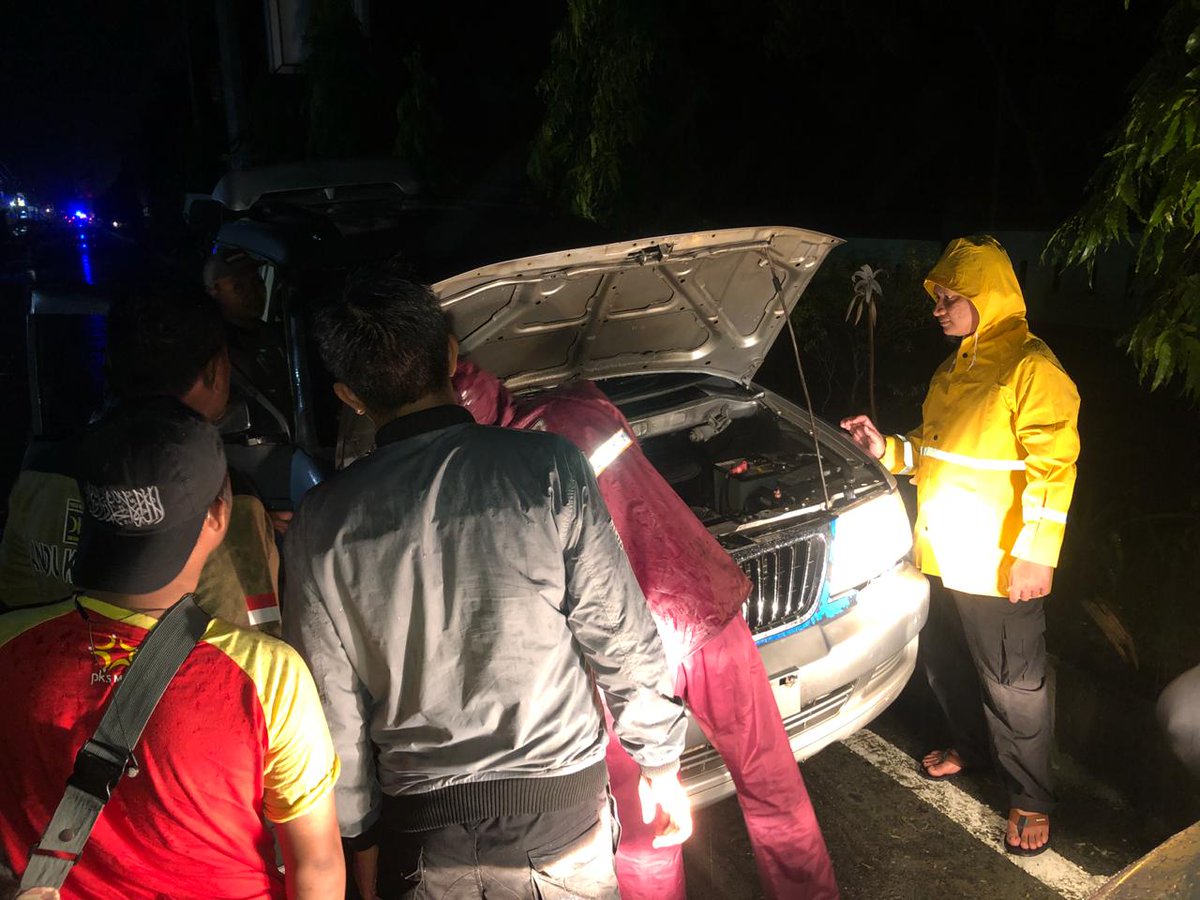 pkspapua's tweet photo. Salah satu mobil relawan PKS sempat mengalami mogok, terendam banjir..demi dapat menghantar makan malam di sejumlah titik terdampak banjir bandang Sentani
#SentaniBangkit #PrayForSentani #PrayForJayapura #PrayForPapua @PKSejahtera @msi_sohibuliman https://t.co/qAlTzXlwmZ