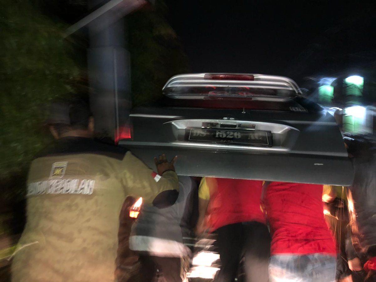 pkspapua's tweet photo. Salah satu mobil relawan PKS sempat mengalami mogok, terendam banjir..demi dapat menghantar makan malam di sejumlah titik terdampak banjir bandang Sentani
#SentaniBangkit #PrayForSentani #PrayForJayapura #PrayForPapua @PKSejahtera @msi_sohibuliman https://t.co/qAlTzXlwmZ