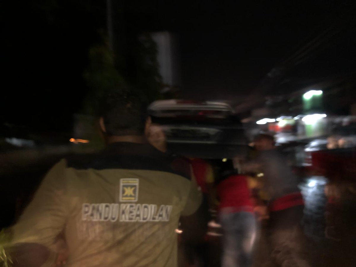 pkspapua's tweet photo. Salah satu mobil relawan PKS sempat mengalami mogok, terendam banjir..demi dapat menghantar makan malam di sejumlah titik terdampak banjir bandang Sentani
#SentaniBangkit #PrayForSentani #PrayForJayapura #PrayForPapua @PKSejahtera @msi_sohibuliman https://t.co/qAlTzXlwmZ