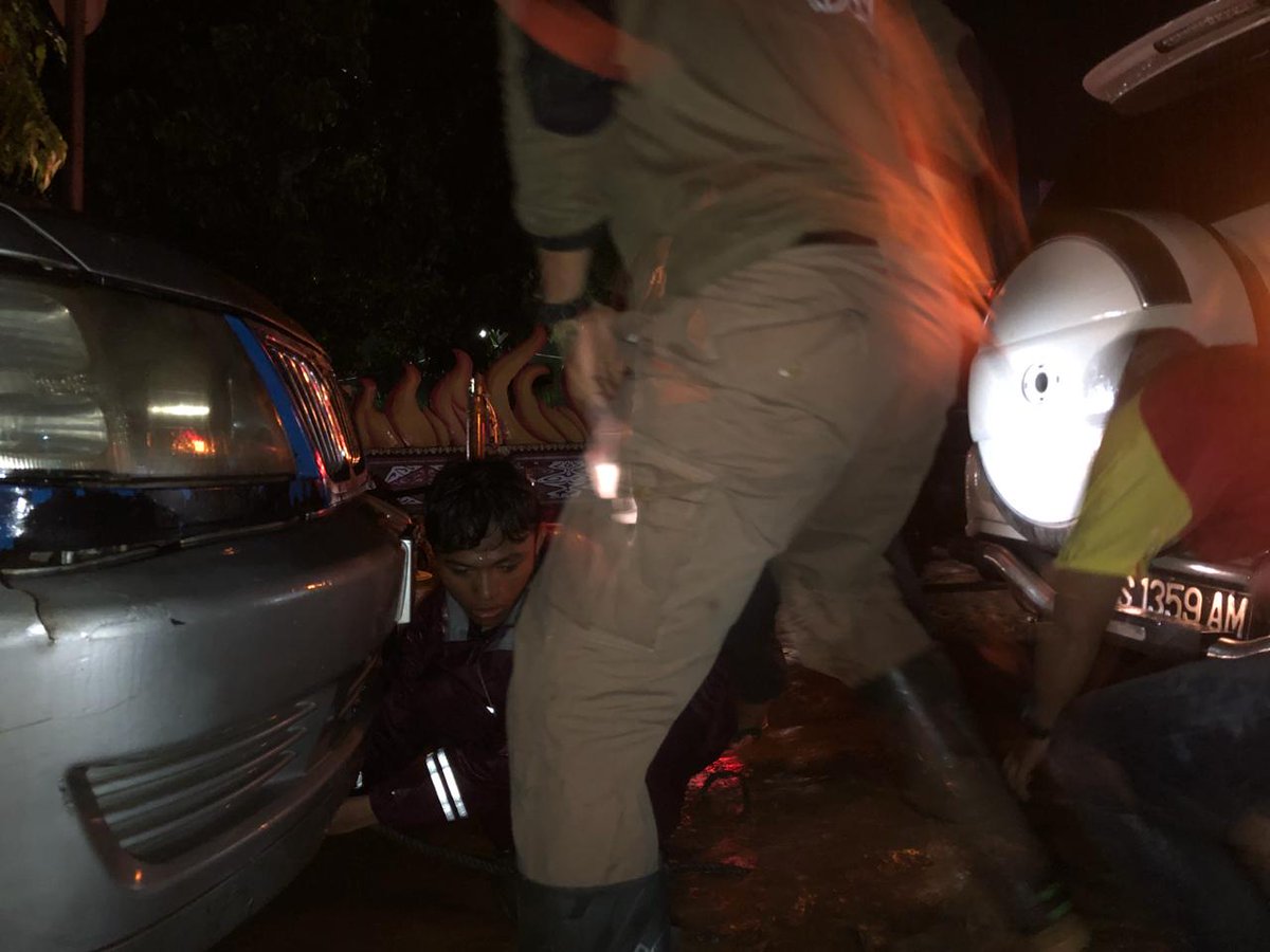 pkspapua's tweet photo. Salah satu mobil relawan PKS sempat mengalami mogok, terendam banjir..demi dapat menghantar makan malam di sejumlah titik terdampak banjir bandang Sentani
#SentaniBangkit #PrayForSentani #PrayForJayapura #PrayForPapua @PKSejahtera @msi_sohibuliman https://t.co/qAlTzXlwmZ