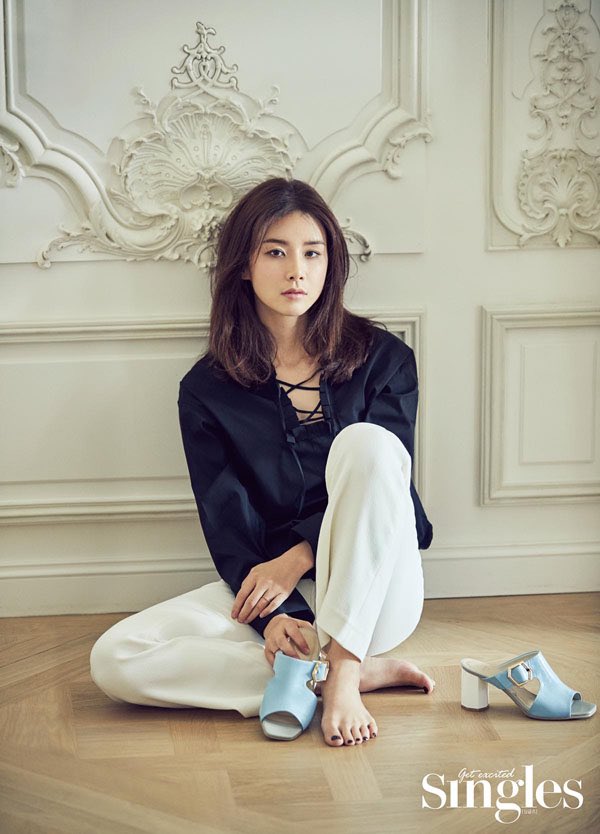 4_femaleactors's tweet photo. 애를 낳고 나서 매일 혼나는 느낌이었다. ‘왜 이렇게 춥게 입혔냐’ ‘양말을 안 신겼냐’ 등.

그런데 신랑이 애를 안고 있으면 자상하다며 칭찬하더라. 울컥했다.
나는 당연히 준비된 것처럼 엄마가 돼 있어야 하는데 오빠는 같은 부모이면서 칭찬을 받았다.

#이보영 서울경제 https://t.co/OE6tKysG8N