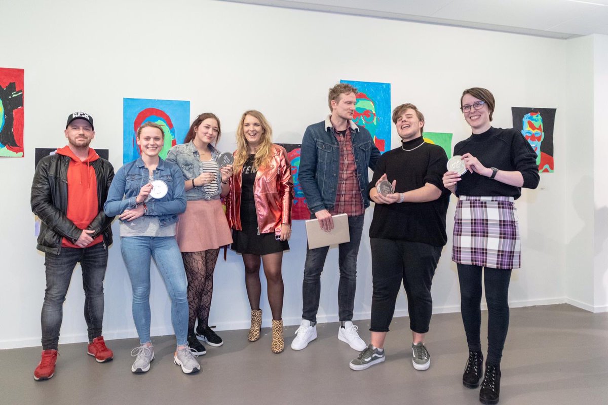 Jonge creatievelingen van het Drenthe College en Esdal College presenteren hun werk in het CBK in Emmen. Ze doen mee aan DC-Art, een wedstrijd in beeldende en multimediale kunst. Je kunt hun prachtige werkstukken nog tot en met het komende weekend zien bij het CBK.