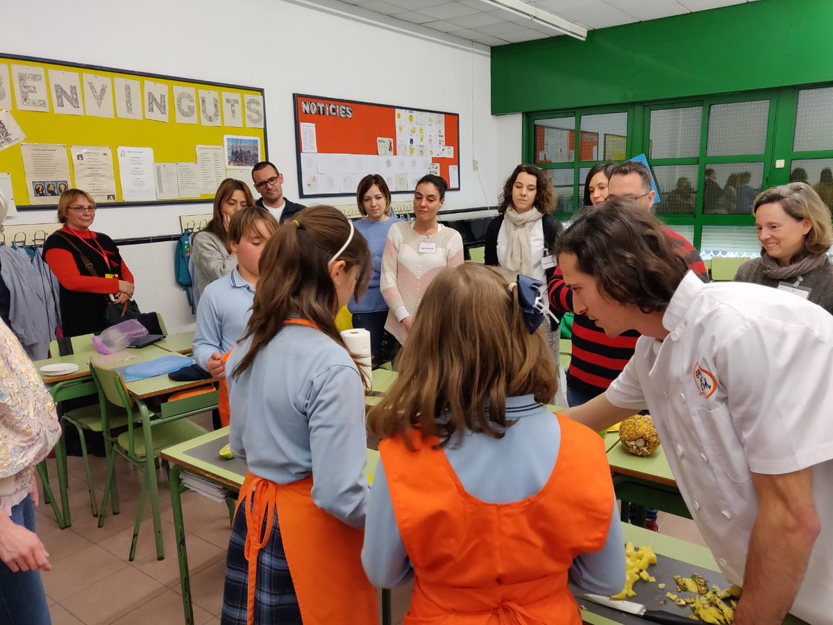CAMPOSESTELAcom's tweet photo. Agraïts d'haver compartit una pinzellada de com treballem el projecte #EatinEnglish al temps del migdia. Moltes gràcies pel testimoni dels alumnes i la direcció de @EscolaMontse, per la rebuda dels assistents #JEM13FECC i per l'orientació a través de @multilinweb https://t.co/5RaOoIKSqT
