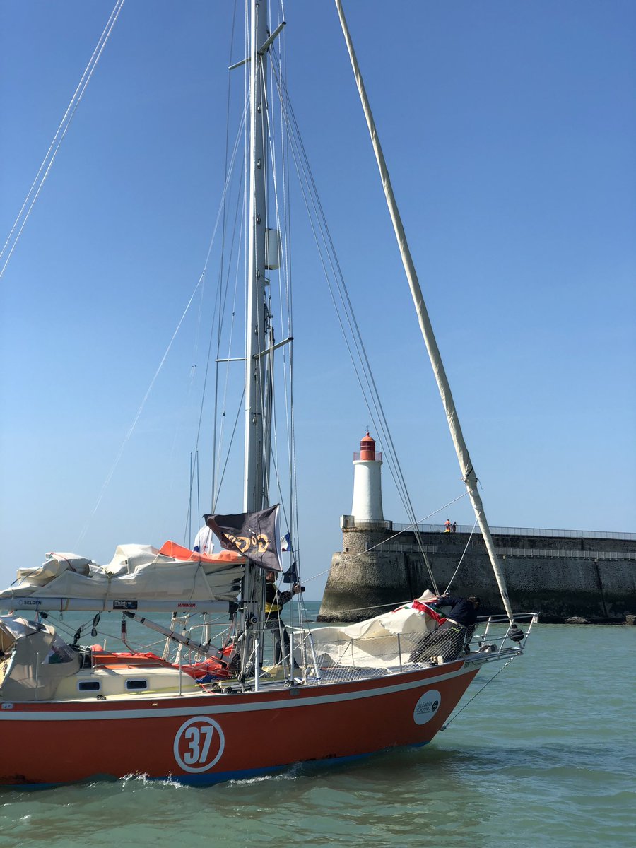 AidaValceanu's tweet photo. Arrivée de @KoparSailing aux Sables d’Olonne avec le printemps et le soleil . Presque 9 mois de mer en solitaire et à l’ancienne, chapeau bas, bravo et welcome back ! #GoldenGlobeRace #istvankopar #LesSablesdOlonne #Vendée https://t.co/k8CT4U87q3