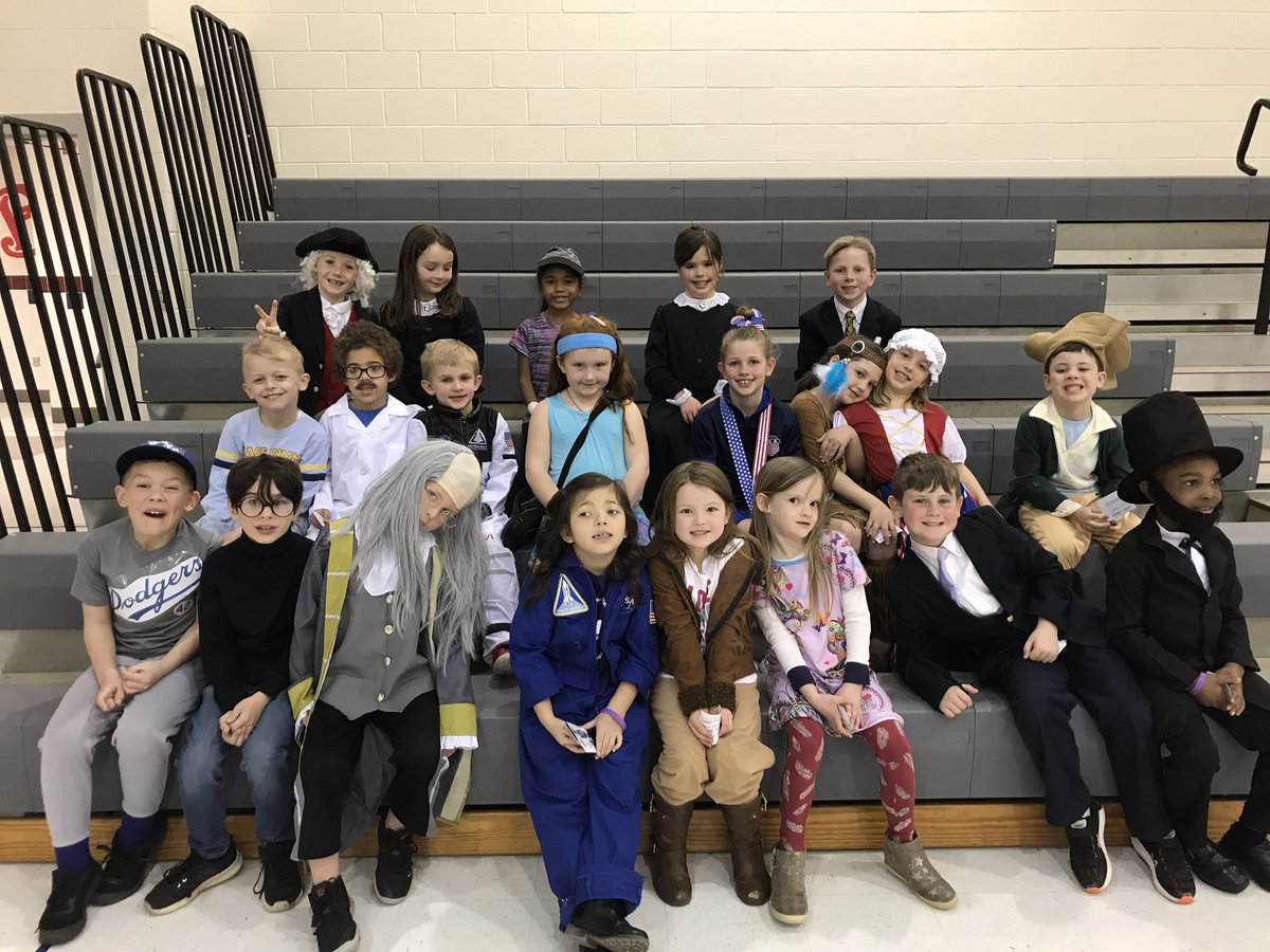 MrsNelsonGrade1's tweet photo. What an amazing performance by our Famous Americans! So proud of these kids! @RoundHillES #RHESAwesome https://t.co/77jllcLklX