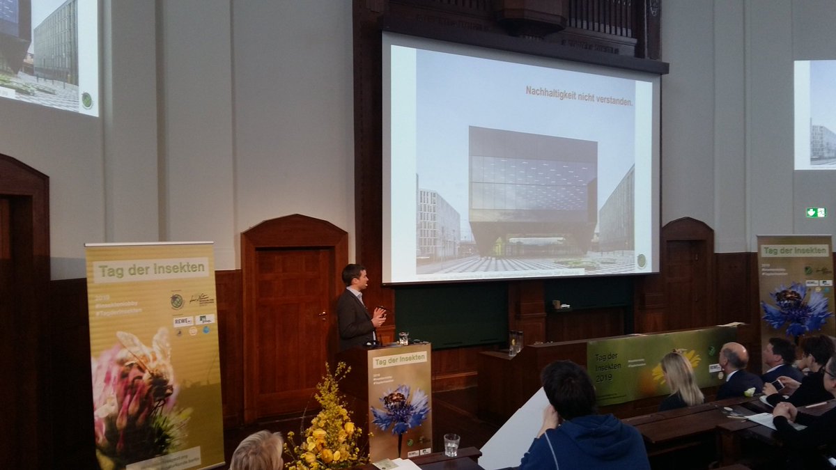 Beim #TagderInsekten im @MfNBerlin  beginnt Philipp Unterweger von <a href="/InsectRespect/">Insect Respect</a> seinen Vortrag über umweltfreundliches Bauen mit einem Schock-Bild: "Nachhaltigkeit nicht verstanden". Gemeint ist das <a href="/FuturiumD/">Futurium</a> <a href="/Brandt_Futurium/">Stefan Brandt</a> @foresight_lab Kein Platz für Krabbeltiere?