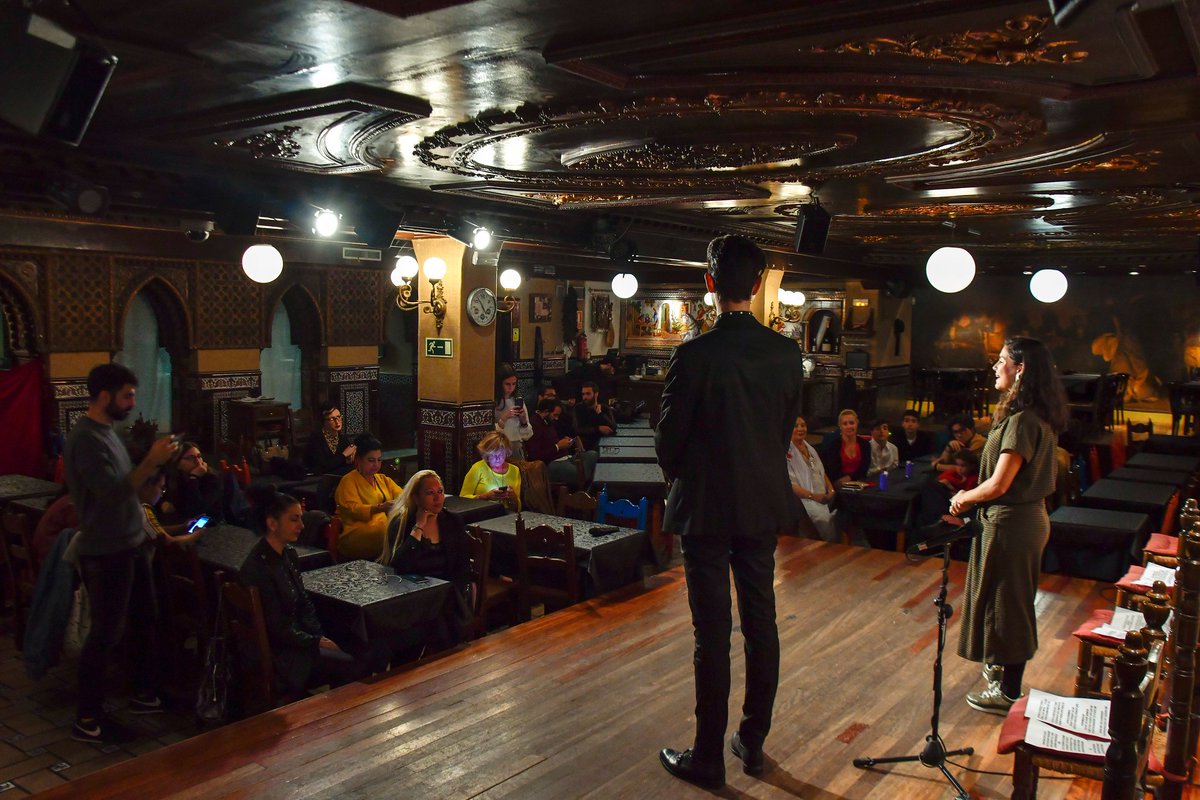 libroscom's tweet image. Ayer presentamos en @TablaoVillarosa un proyecto con mucha fuerza: #ClavelesRojos.💃 @Danydevargas, el nieto de Carmen, y nuestra compañera Irene, dieron comienzo al acto. 📷: Agustín Millán 👏