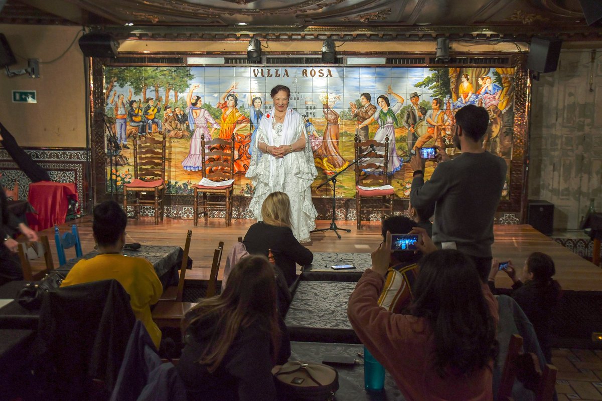 libroscom's tweet image. Este proyecto es el regalo que @Danydevargas quiere hacer a su abuela Carmen, &quot;arte y cultura gitana pura&quot;. En este mismo tablao Carmen empezó su carrera como artista. #ClavelesRojos 📷: Agustín Millán 🥰